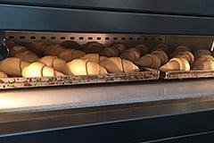 Croissants im Friedrich Solingen Etagenbackofen in der Bäckerei Pistono